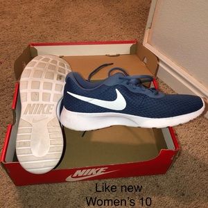 Nike tanjun shoes.